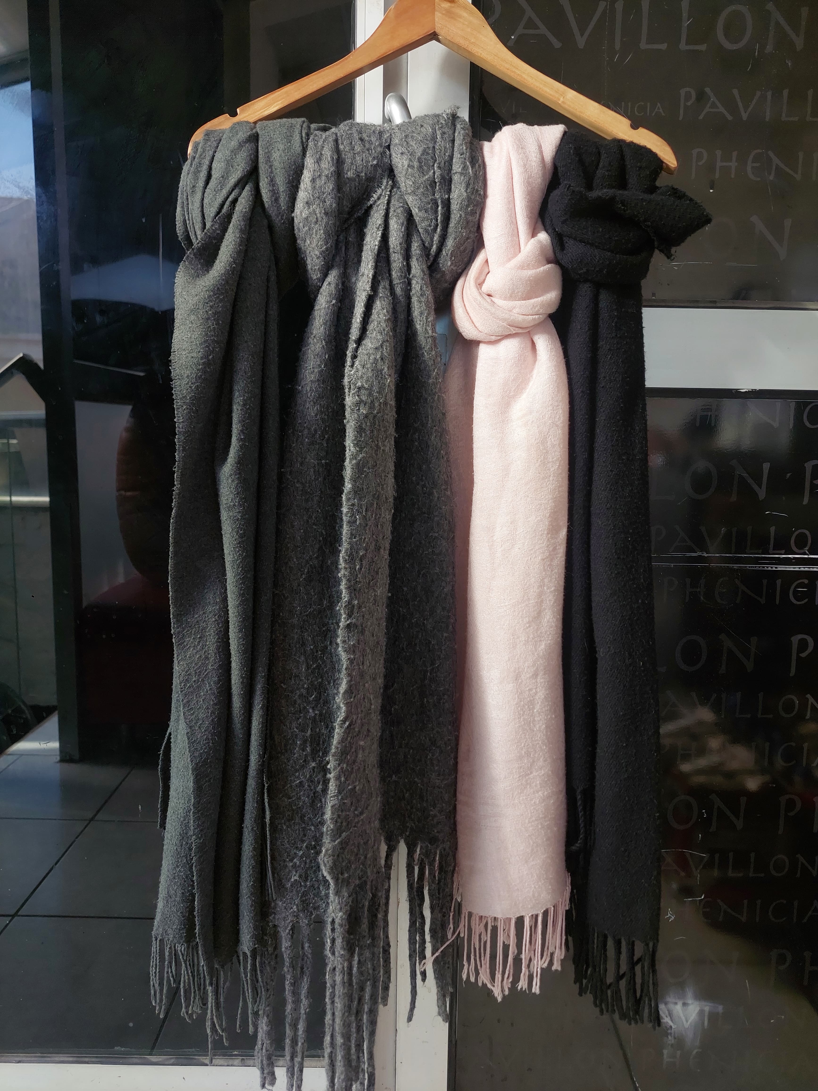 écharpe grise rose noire